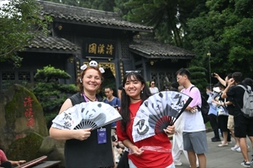 媒體考察團(tuán)成員在都江堰清溪園合影留念。（陳斌 攝）