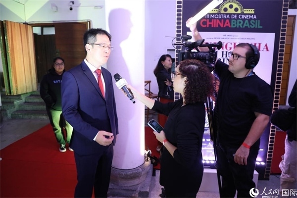 第三屆中國－巴西電影展主辦方巴西康橋博智文化傳媒公司總經(jīng)理陳翔廣在接受媒體采訪時表示，希望通過中巴電影展這個平臺促進(jìn)兩國文化交流，把更多的中國影視作品引進(jìn)巴西。人民網(wǎng)記者 陳一鳴攝