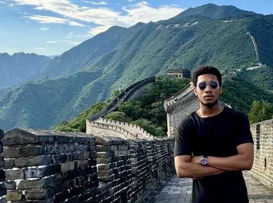 8月28日，尼日利亞青年阿米爾·阿希姆在慕田峪長(zhǎng)城留影。新華社發(fā)（清華大學(xué)供圖）