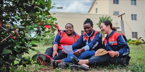在肯尼亞內(nèi)羅畢，非洲之星鐵路運營公司工電部電子設(shè)備檢修工區(qū)工長陳玲（右）在休息時教學(xué)員唱中文歌曲（2023 年 5 月 23 日攝） 王冠森攝 / 本刊