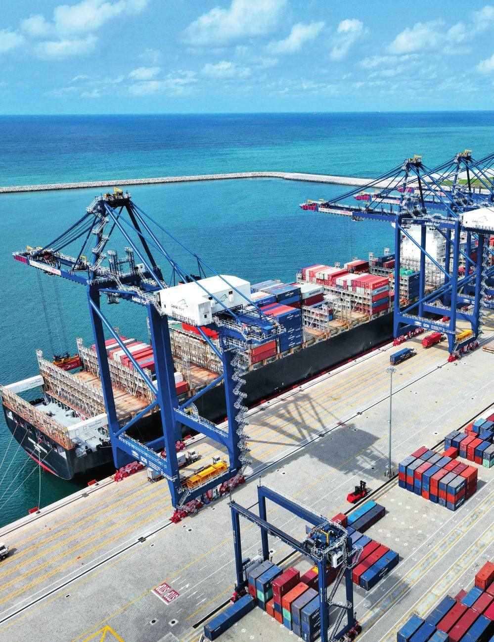 由中國港灣工程有限責(zé)任公司承建的尼日利亞萊基深水港位于中尼合作建設(shè)的拉各斯萊基自貿(mào)區(qū)內(nèi)，是尼日利亞首個現(xiàn)代化深水港和最大港口。圖為一艘貨輪在尼日利亞拉各斯萊基深水港裝卸集裝箱（2024 年 3 月 11 日攝）萊基港公司供圖