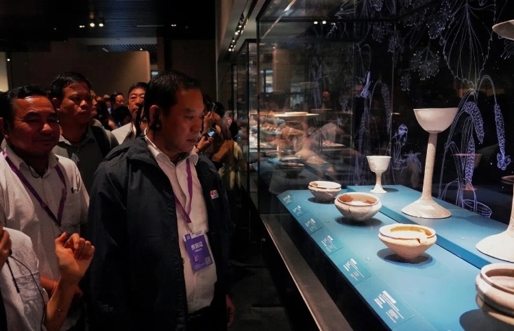 8月31日，亞洲媒體考察團(tuán)參訪三星堆博物館。左一為老撾博利坎賽省新聞文化旅游廳廳長(zhǎng)頌通·威本康?！度嗣袢?qǐng)?bào)海外版》記者喬宇攝