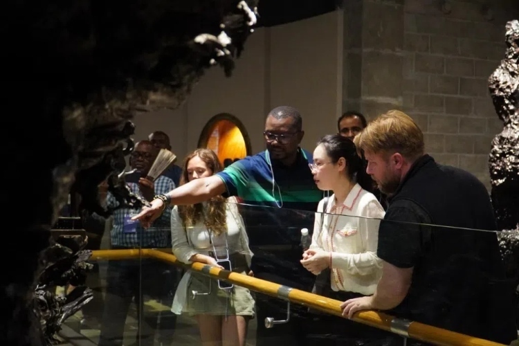 2024“一帶一路”媒體合作論壇聯(lián)合采訪調(diào)研行成員在樂山烏木文化博覽苑調(diào)研采訪。人民網(wǎng)記者 趙祖樂攝