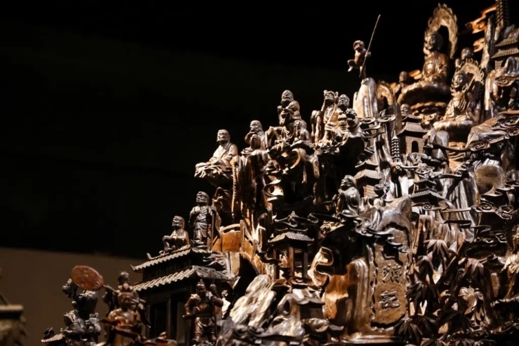 烏木博物館中展出的烏木雕刻藝術(shù)品《西游記》（局部）。本報(bào)記者 伊霄攝