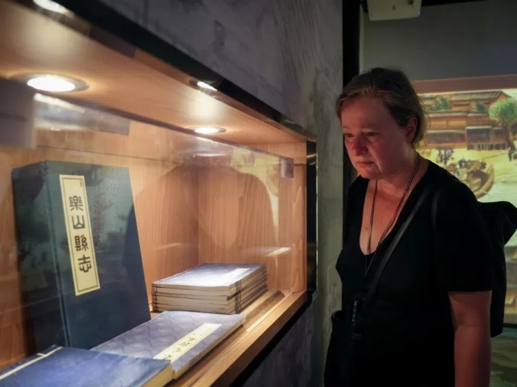 2024“一帶一路”媒體合作論壇聯(lián)合采訪調(diào)研行成員在蘇稽古鎮(zhèn)調(diào)研樂山歷史文化。本報(bào)記者 伊霄攝