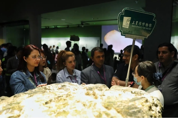 8月31日，亞洲媒體考察團(tuán)參訪三星堆博物館。左一為馬來(lái)西亞《星報(bào)》首席商務(wù)官莉迪婭·王?！吨袊?guó)經(jīng)濟(jì)周刊》記者肖翊攝