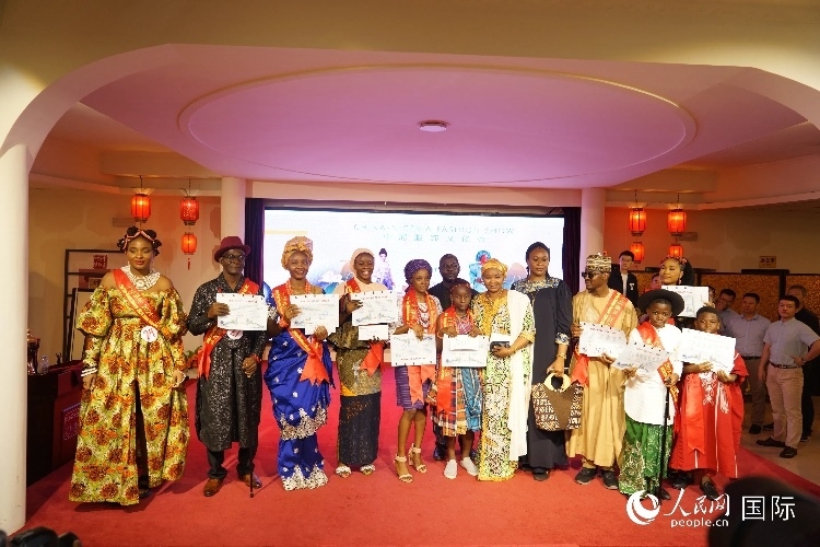 中尼服飾文化秀尼日利亞十佳模特獎(jiǎng)。人民網(wǎng)記者 姜宣攝