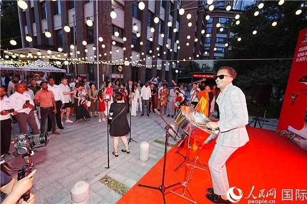 來自特多的藝術(shù)家在慶祝儀式上表演特多鋼鼓。人民網(wǎng)記者 趙益普攝