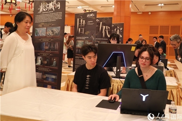 在活動現(xiàn)場，當(dāng)?shù)孛癖婓w驗“數(shù)字藏經(jīng)洞”云游戲，沉浸式體驗敦煌文化。 人民網(wǎng)記者 李志偉攝