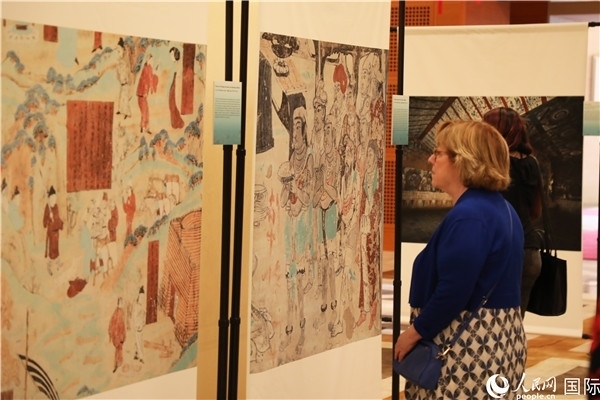 來賓在參觀敦煌高清攝影和壁畫高保真復(fù)制品。 人民網(wǎng)記者 李志偉攝