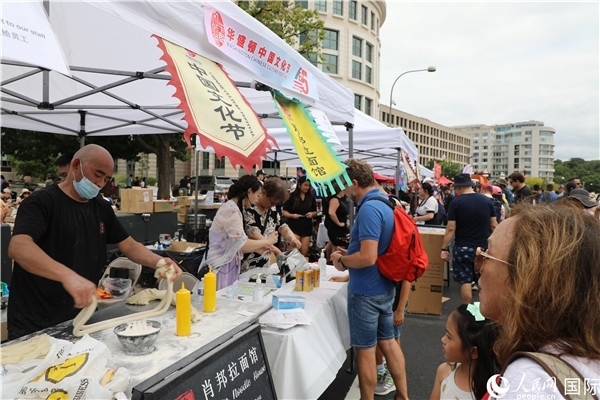 3、活動(dòng)現(xiàn)場(chǎng)設(shè)置了眾多展臺(tái)。 人民網(wǎng)記者 李志偉攝