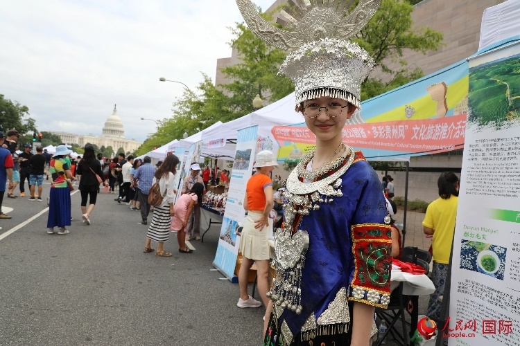 在第22屆美國華盛頓“中國文化節(jié)”上，一名當?shù)孛癖娚泶┲袊贁?shù)民族服飾。人民網(wǎng)記者 李志偉攝