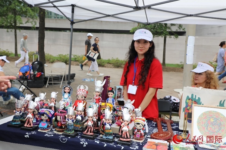 在今年活動上，貴州代表團設立的貴州非遺文化、“村BA”文創(chuàng)、貴州茶文化等展區(qū)。人民網(wǎng)記者 李志偉攝