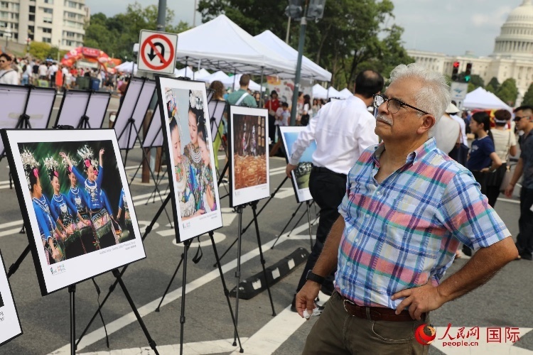 80余幅貴州主題攝影圖片展示了貴州文旅魅力。人民網(wǎng)記者 李志偉攝