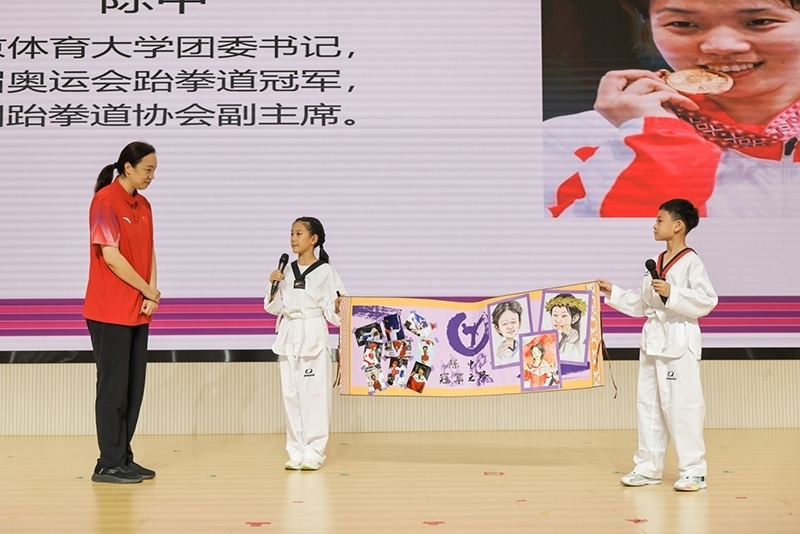 兩位學(xué)生小記者對話陳中老師。學(xué)校供圖