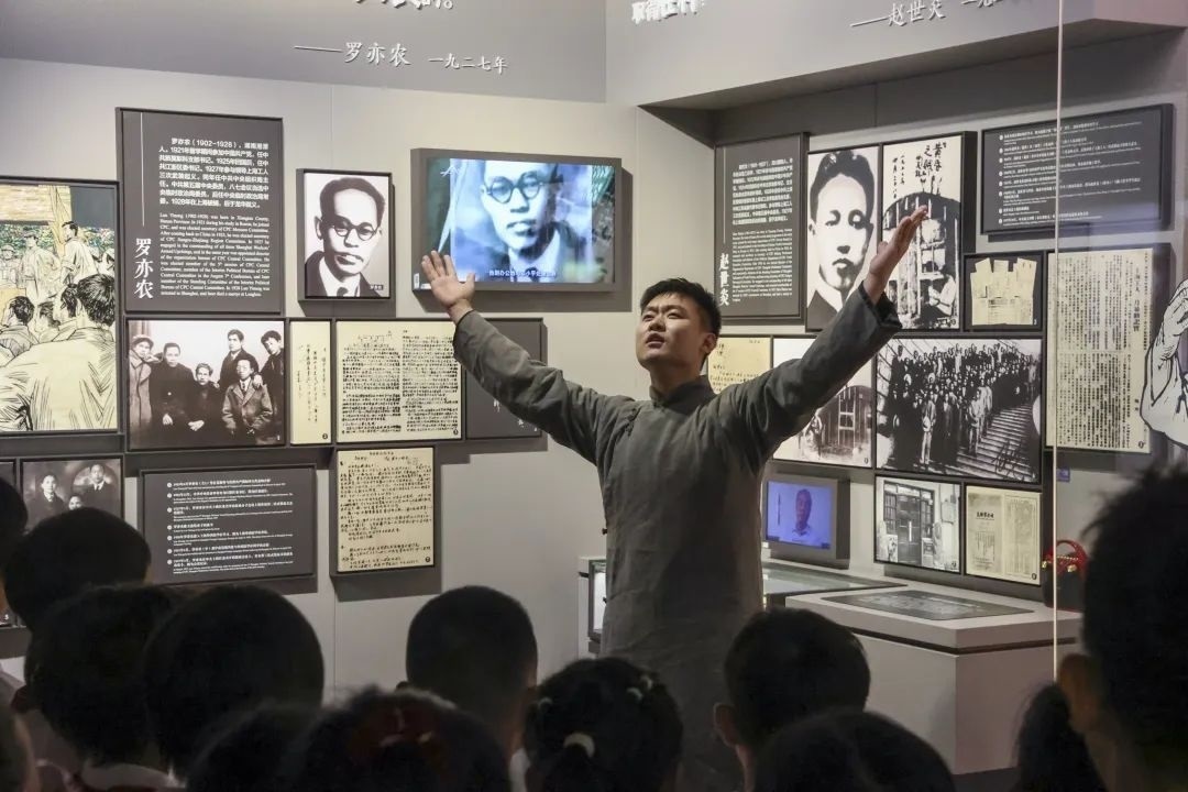 勞模身穿長(zhǎng)袍再現(xiàn)烈士事跡。徐匯區(qū)總工會(huì)供圖