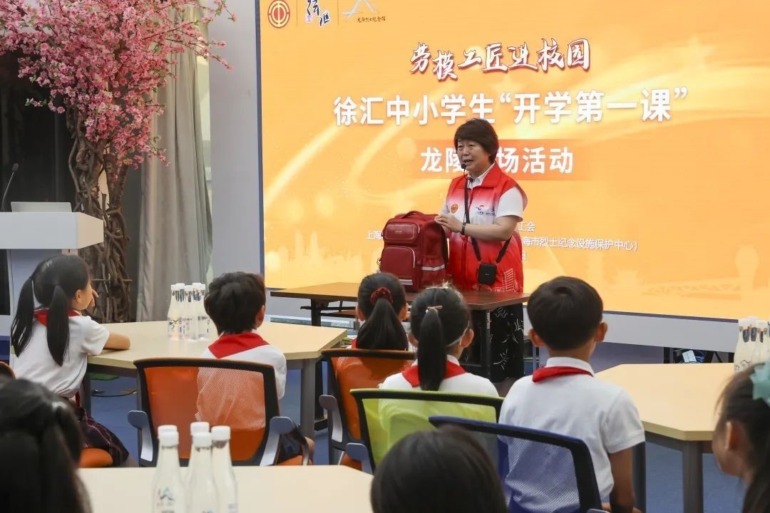 勞模工匠現(xiàn)場(chǎng)向同學(xué)們傳授勞動(dòng)技能。徐匯區(qū)總工會(huì)供圖