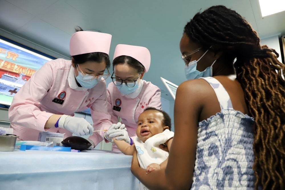 2024年8月12日，中國海軍“和平方舟”號醫(yī)院船在莫桑比克馬普托開展醫(yī)療服務(wù)。