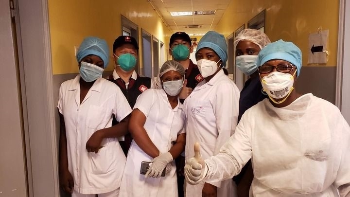 2020年5月26日，中國抗疫醫(yī)療專家組在剛果（布）首都布拉柴維爾指導(dǎo)新冠肺炎病房建設(shè)時(shí)，與當(dāng)?shù)匾痪€醫(yī)務(wù)人員合影。新華社發(fā)