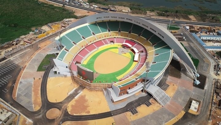 這是2018年7月18日在塞內(nèi)加爾首都達(dá)喀爾航拍的中國援建的塞內(nèi)加爾競技摔跤場。新華社記者 呂帥 攝