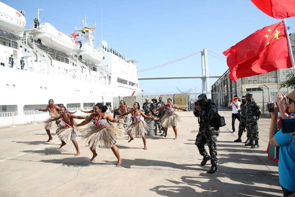 2024年8月16日，在莫桑比克馬普托港，當(dāng)?shù)匮輪T表演舞蹈，歡送中國海軍“和平方舟”號醫(yī)院船。
