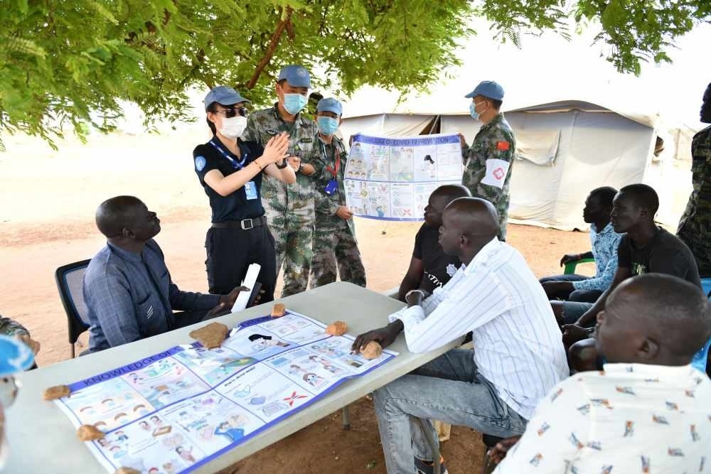 2020年3月，在南蘇丹首都朱巴，執(zhí)行聯(lián)合國維和任務(wù)的中國維和警察廖潔給當(dāng)?shù)鼐熘v解防疫知識。