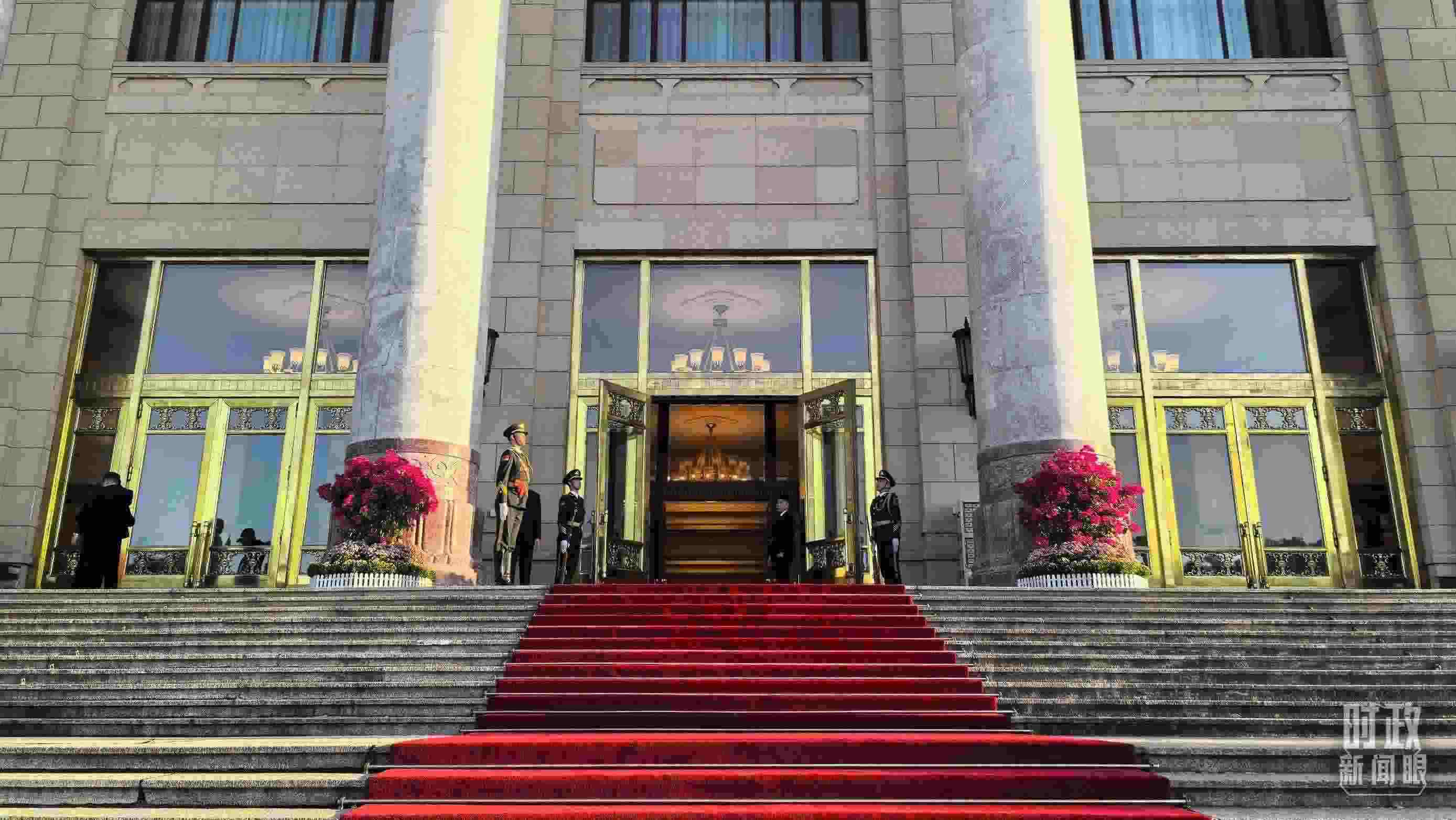 △人民大會堂外，禮兵列隊迎接貴賓。（總臺央視記者陸泓宇拍攝）