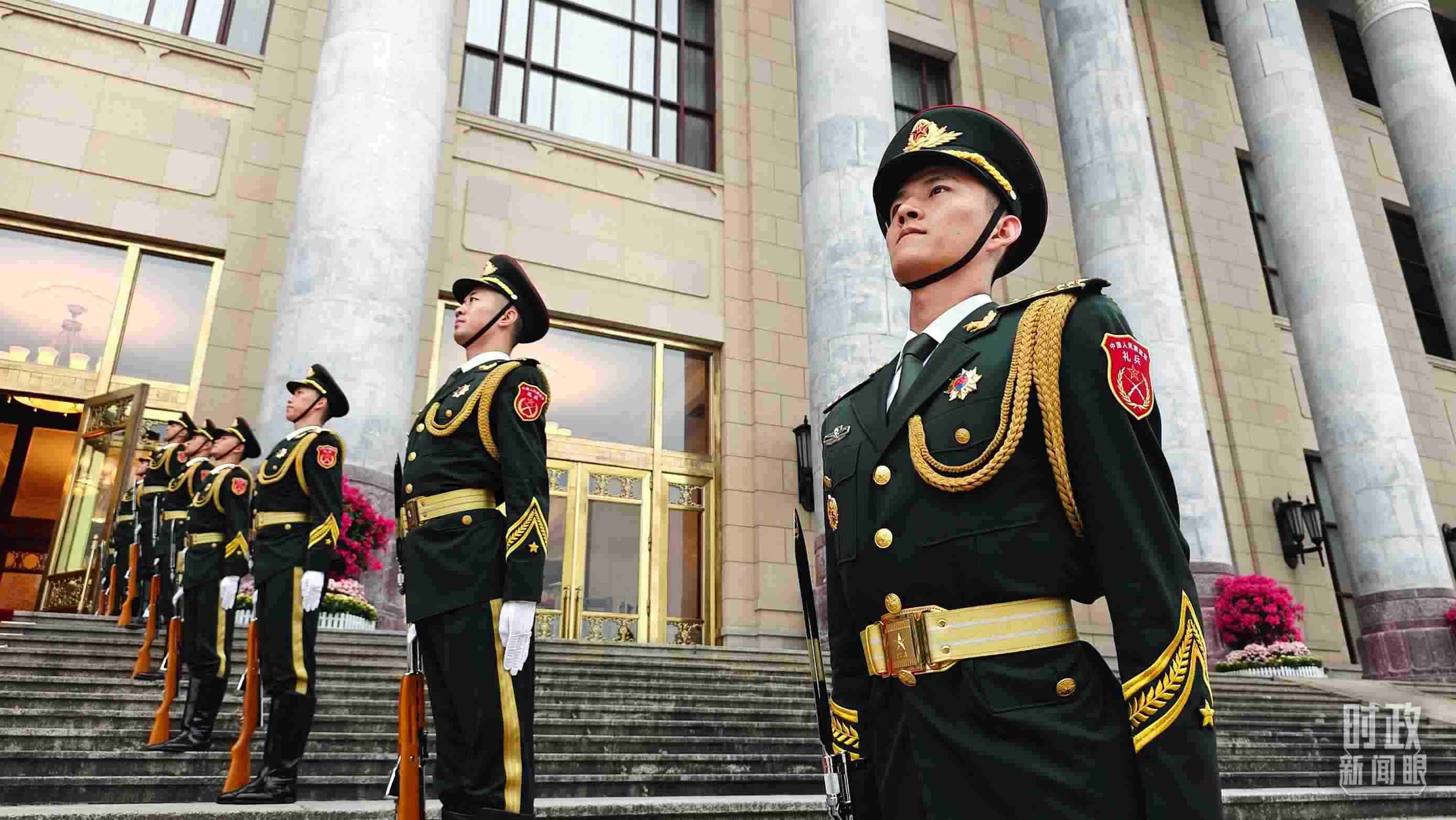  △人民大會堂外，禮兵列隊歡迎外國領(lǐng)導(dǎo)人。（總臺央視記者韓銳拍攝）