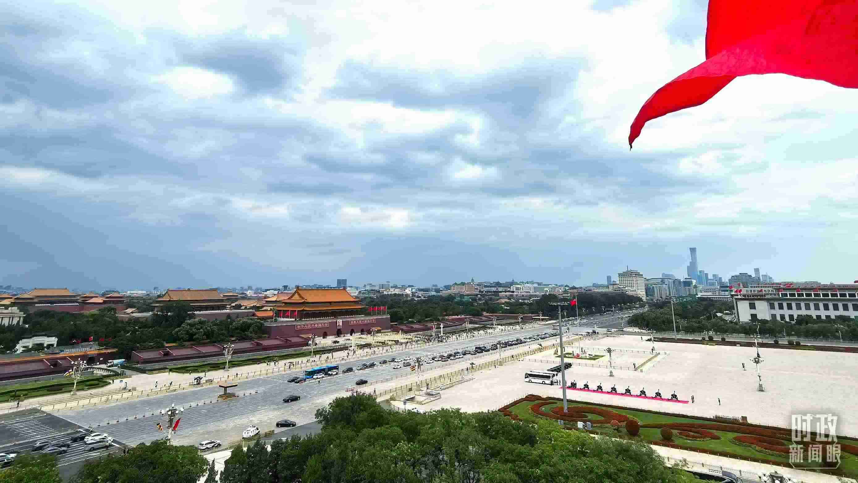 △北京長安街兩側(cè)懸掛中非合作論壇成員旗幟。（總臺央視記者張垚拍攝）