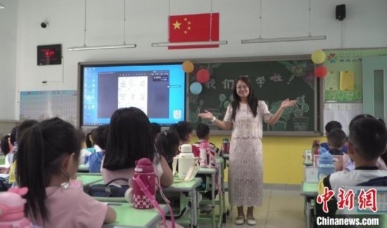 圖為衡水市新苑小學(xué)，老師正在給學(xué)生講開(kāi)學(xué)第一課的內(nèi)容。王天祥 攝