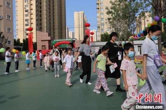 圖為衡水市新苑小學(xué)，小學(xué)一年級(jí)新生佩戴“夢(mèng)想徽章”后，步入校園 。王天祥 攝
