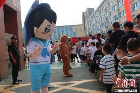 圖為衡水市新苑小學(xué)，老師穿上玩偶服裝歡迎新生入學(xué)。王天祥 攝