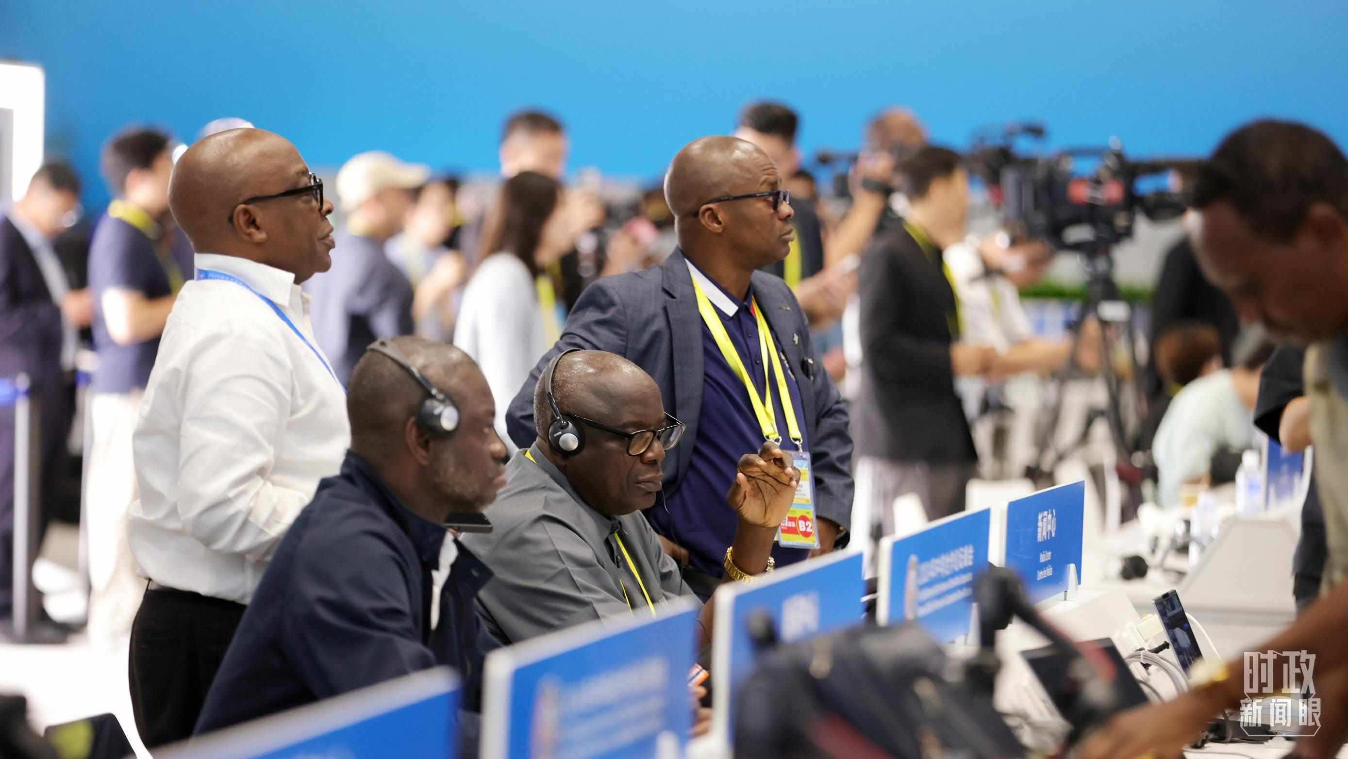  △媒體記者在人民大會堂和新聞中心參與峰會報(bào)道。（總臺央視記者范一鳴、魏幫軍拍攝）