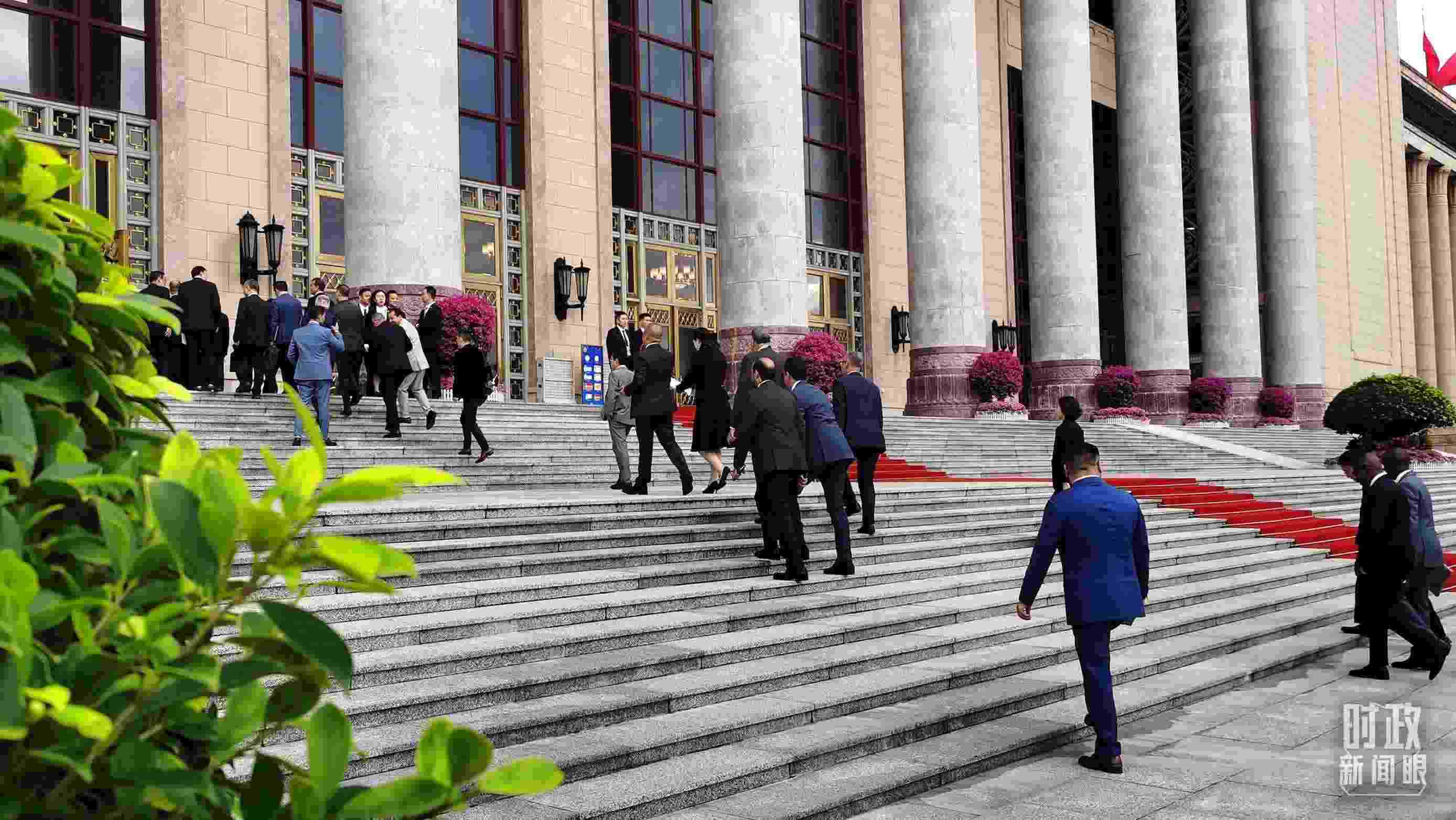  △與會者正在步入會場。（總臺央視記者郭鴻拍攝）