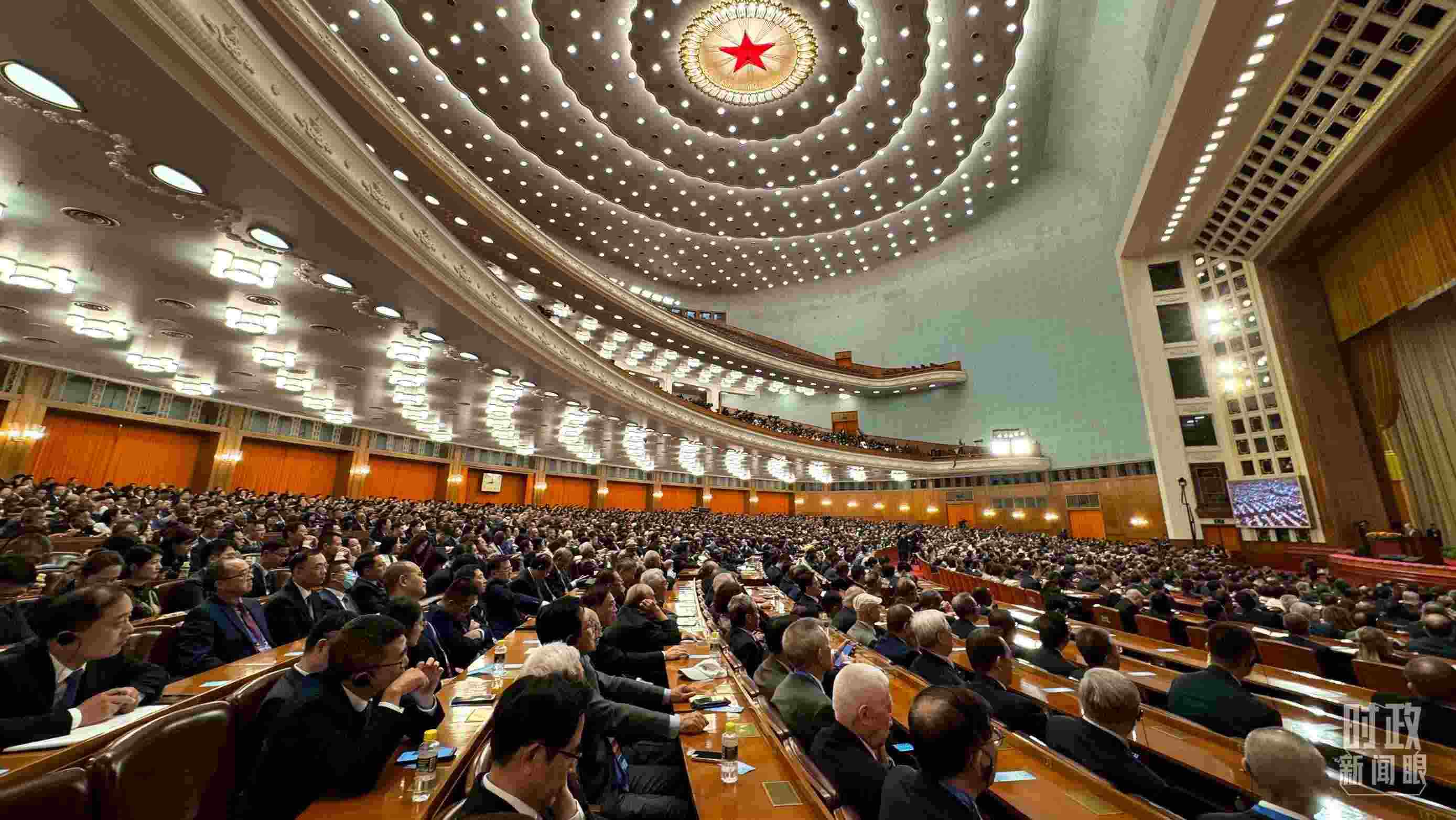  △中非合作論壇非方成員國國家元首、政府首腦、代表團(tuán)團(tuán)長及國際和地區(qū)組織負(fù)責(zé)人等中外各界人士3200余人出席開幕式。（總臺央視記者蔣碩拍攝）