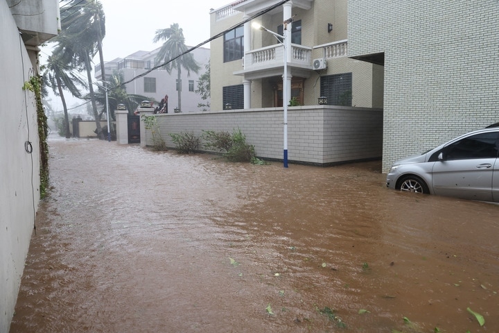 臺(tái)風(fēng)“摩羯”導(dǎo)致海南部分地區(qū)出現(xiàn)洪澇。新華社記者 張麗蕓 攝