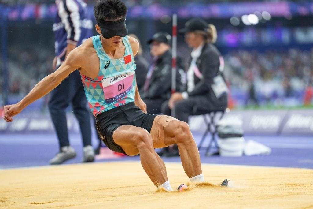 8月30日，邸東東在巴黎殘奧會(huì)田徑男子跳遠(yuǎn)T11級(jí)決賽中試跳。新華社記者 黃偉 攝