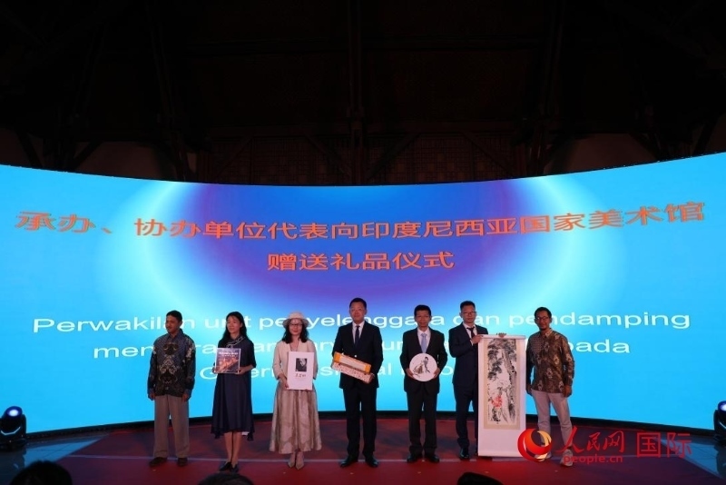 在展覽開幕式現(xiàn)場，本次展覽的承辦、協(xié)辦單位代表向印尼國家美術(shù)館贈送禮品。人民網(wǎng)記者 曹師韻攝