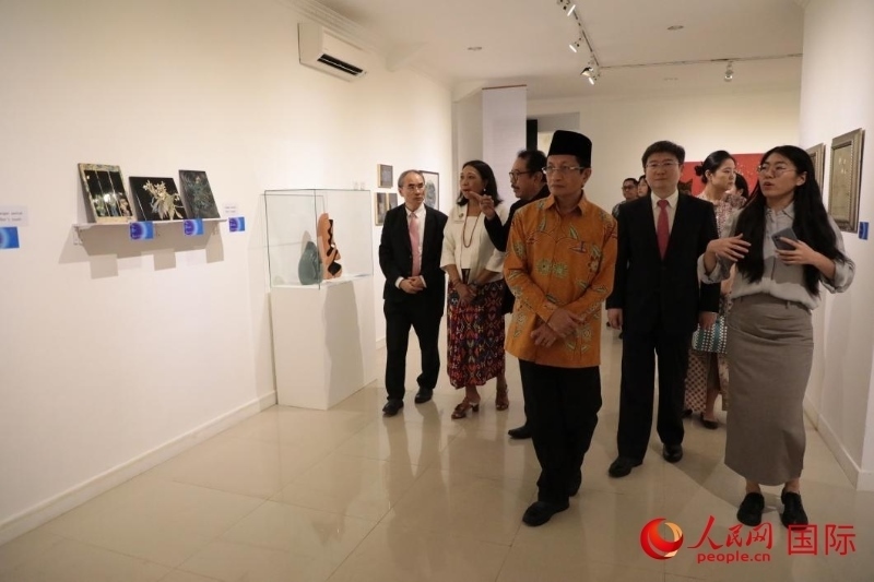 參加開幕式的嘉賓參觀展覽。人民網(wǎng)記者曹師韻攝