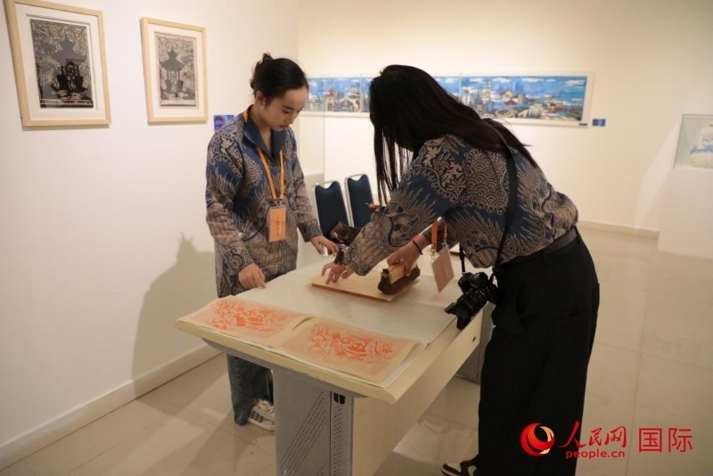 展覽現(xiàn)場的拓印技藝體驗工坊。人民網(wǎng)記者曹師韻攝