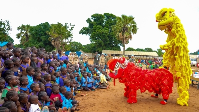 舞獅活動引發(fā)現(xiàn)場熱烈掌聲。謝坤攝