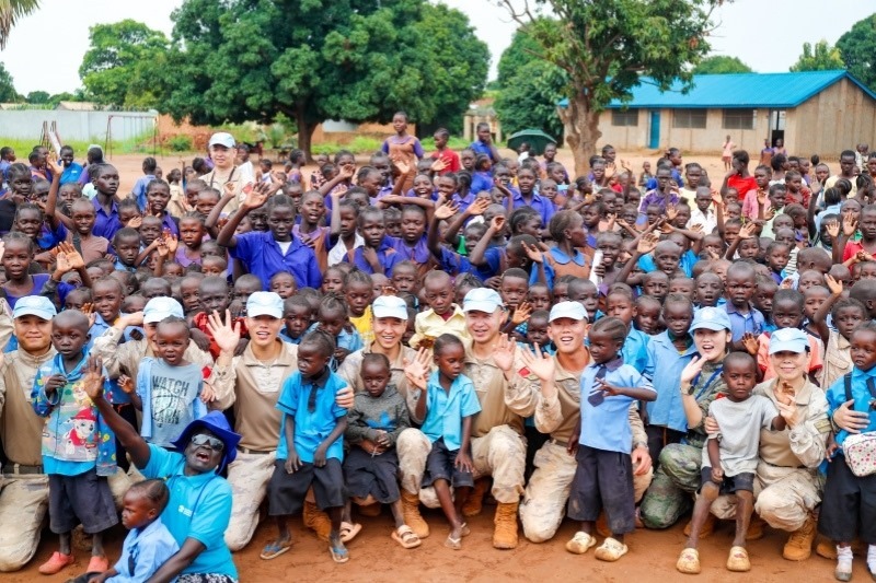 維和官兵與學(xué)生進行合影。殷亦豪攝