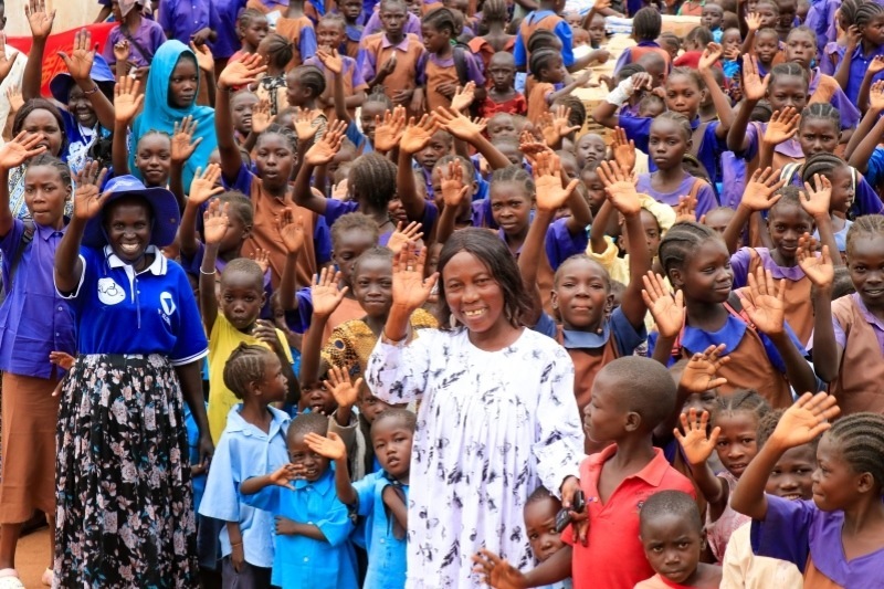 學(xué)校師生送別維和官兵。王軍杰攝