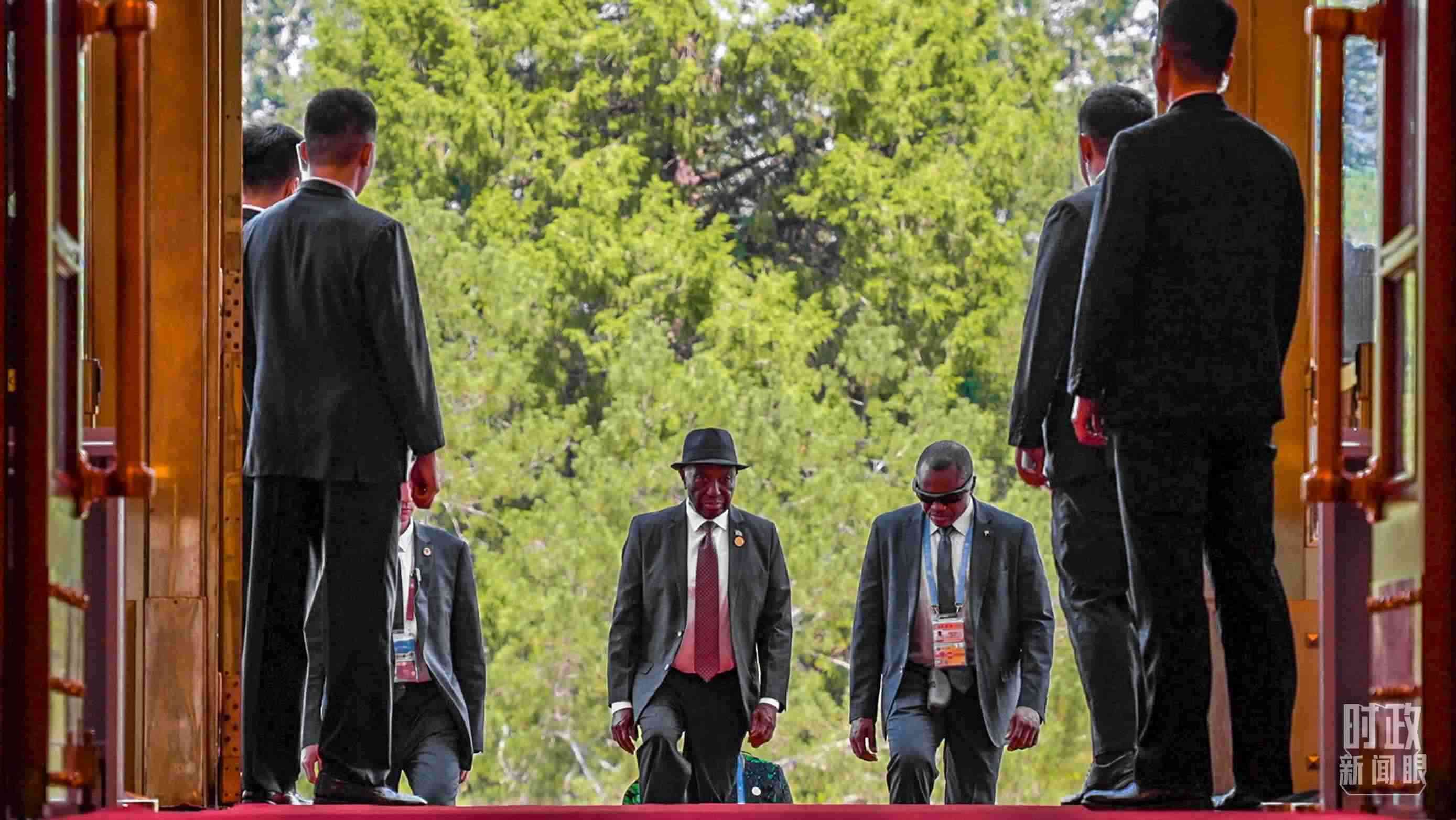 利比里亞總統(tǒng)博阿凱步入人民大會堂。（總臺央視記者蔣碩拍攝）