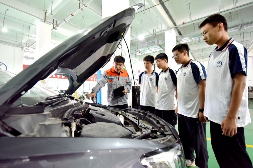 2024年6月7日，河北省邢臺(tái)市威縣職業(yè)技術(shù)教育中心教師在指導(dǎo)學(xué)生學(xué)習(xí)汽車維修技術(shù)。新華社記者 王曉 攝