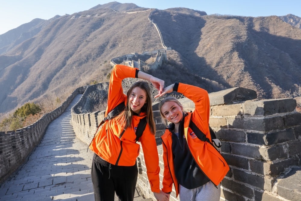 2024年3月20日，美國華盛頓州中學(xué)生代表團(tuán)的成員在北京慕田峪長城留影。新華社記者 殷剛 攝