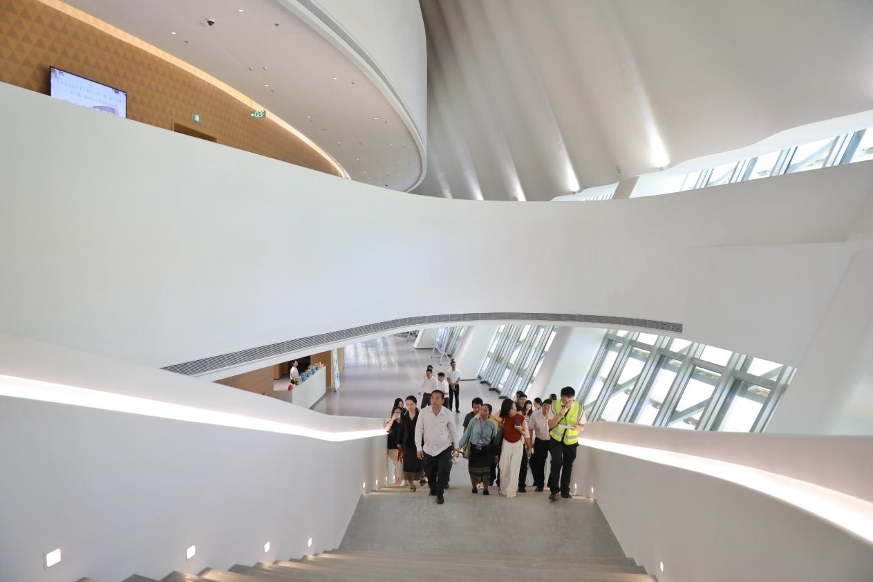 亞洲媒體考察團(tuán)正在上樓?！吨袊?guó)經(jīng)濟(jì)周刊》記者 肖翊攝