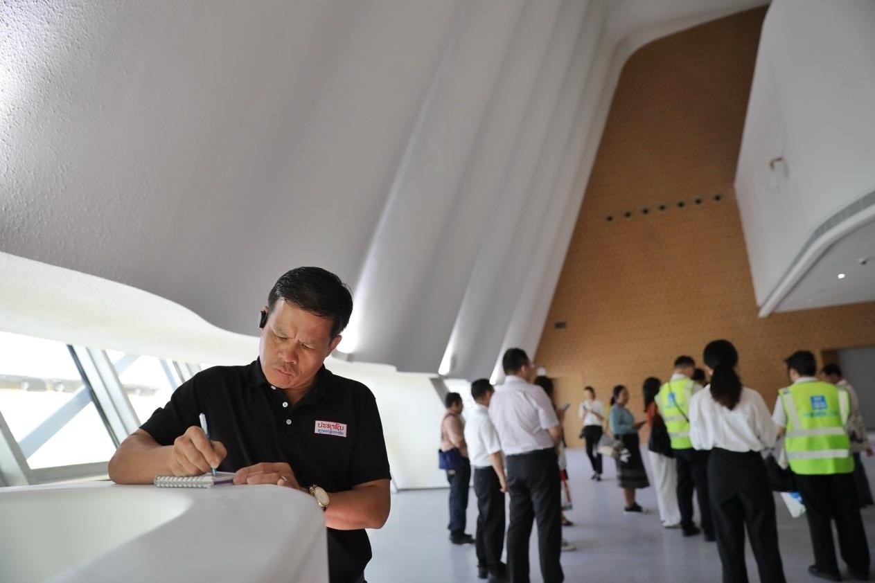 亞洲媒體考察團(tuán)參觀綜合劇場(chǎng)外墻?！吨袊?guó)經(jīng)濟(jì)周刊》記者 肖翊攝