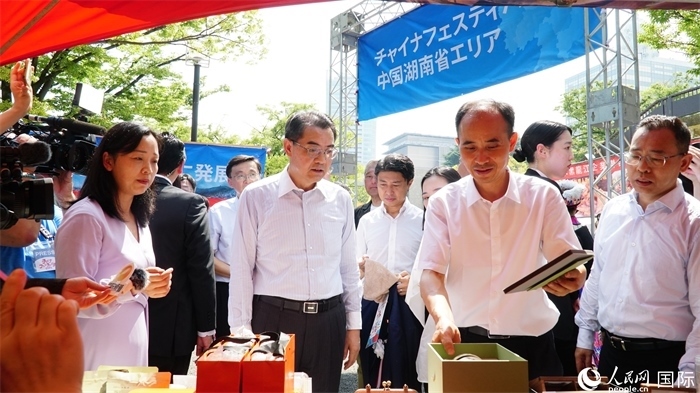 湖南展位工作人員向中國駐日本大使吳江浩介紹特色文創(chuàng)產(chǎn)品。人民網(wǎng) 蔣曉辰攝