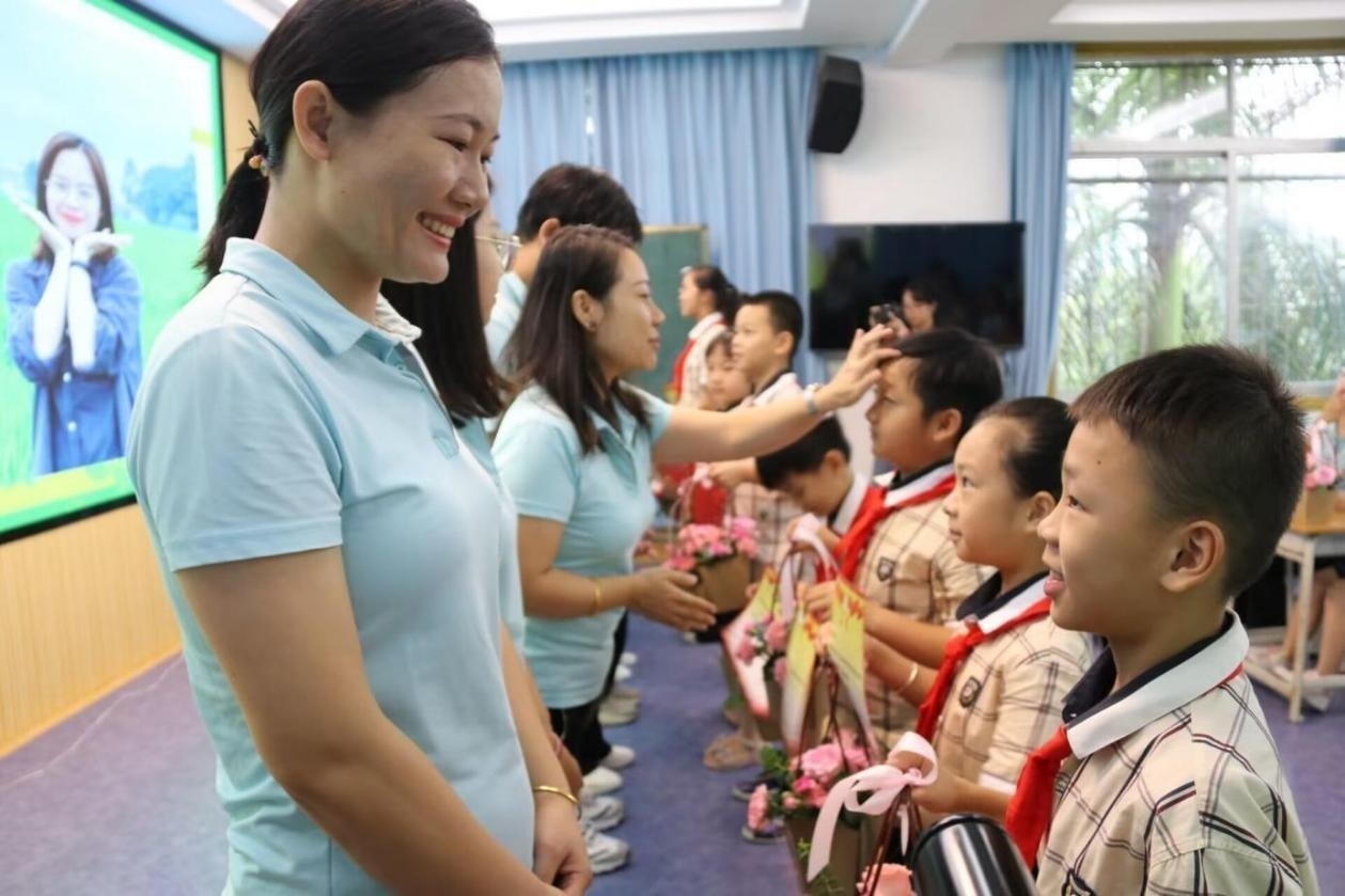 2023年教師節(jié)前，廣西南寧一所學(xué)校，學(xué)生向老師獻(xiàn)上鮮花、賀卡。
